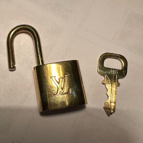 Louis Vuitton Lock & Key No. 316. Pre-2009 - Picture 7 of 8